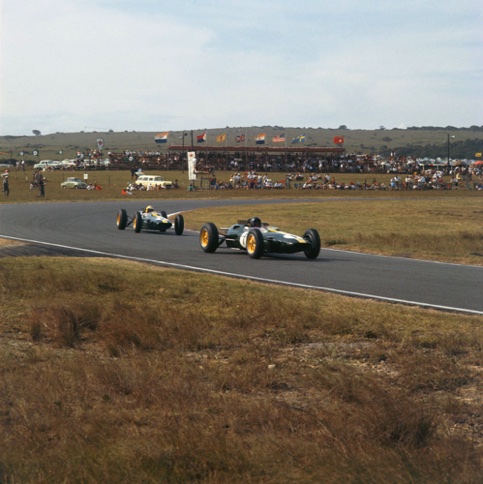 Jim devant Trevor Taylor à East London, GP Afrique sud Jim devant Trevor Taylor à East London, GP Afrique sud